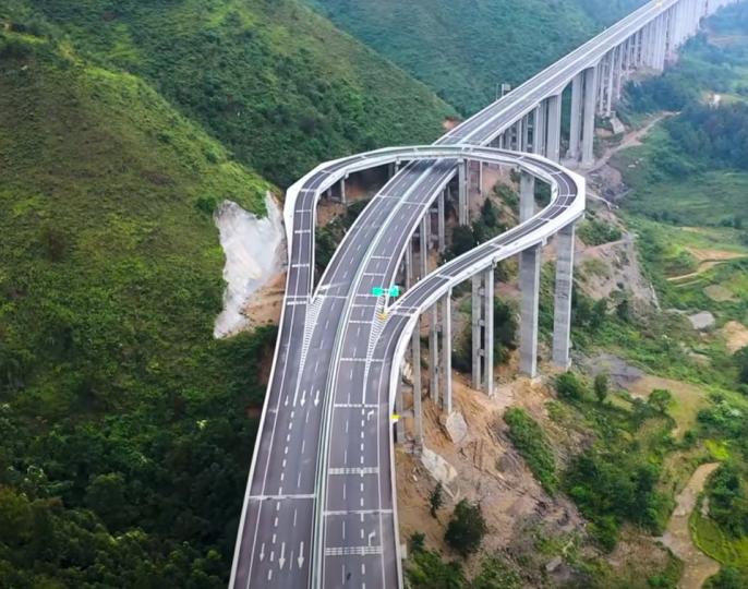 高速公路「U型迴轉車道」驚艷全球...