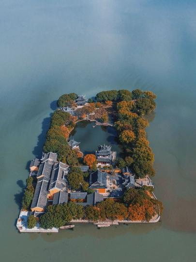 蘇州羅星洲 · 小閣水中央，四顧臨無地。...