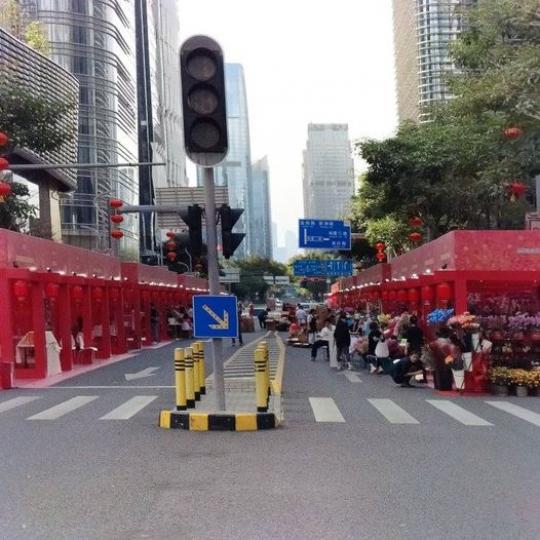 天元路年宵花市準備中......