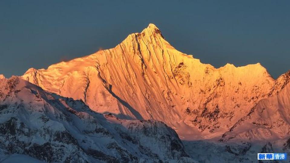 梅里雪山龍年首個「日照金山」...