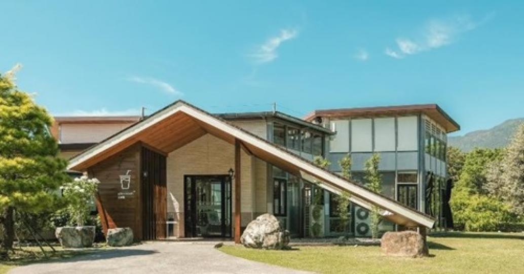 360度環繞玻璃窗餐廳就像愛麗絲夢遊仙境的鏡廳一樣...