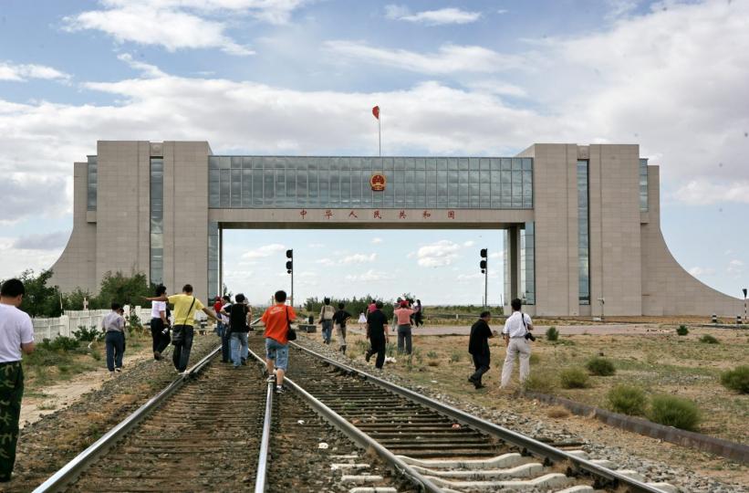 【在二連浩特閒逛】圖：國際列車在二連浩特更換車架時，乘客有3小時在附近閒逛（視覺中國）...