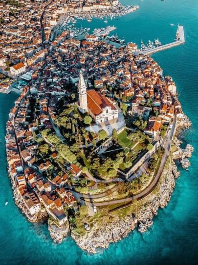 克羅埃西亞的羅維尼（Rovinj）古城區有著五彩繽紛的房子...