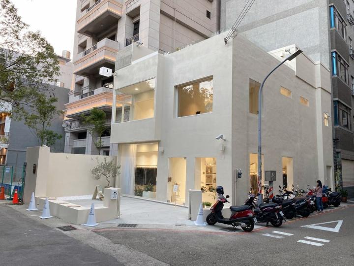 台灣街頭出現純白色方塊建築...