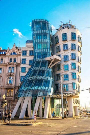 布拉格的「Dancing House」扭扭外觀超可愛...