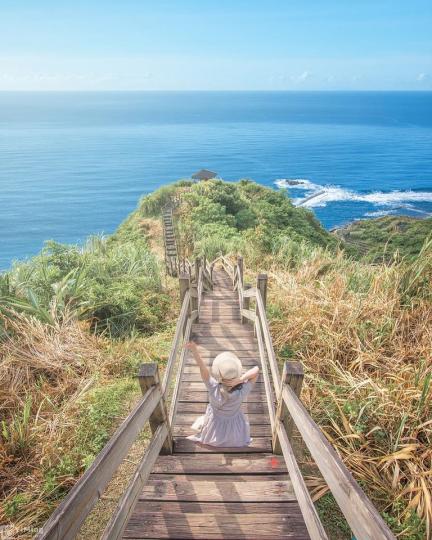 延伸至湛藍大海的海景階梯步道...