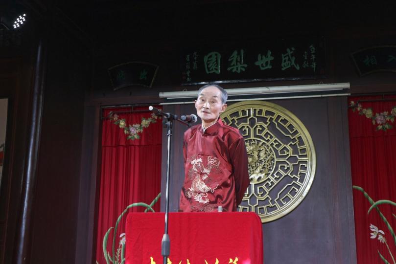 蘇州評彈出名，臨近的南京也有自己獨特的曲藝形式，稱為白局...