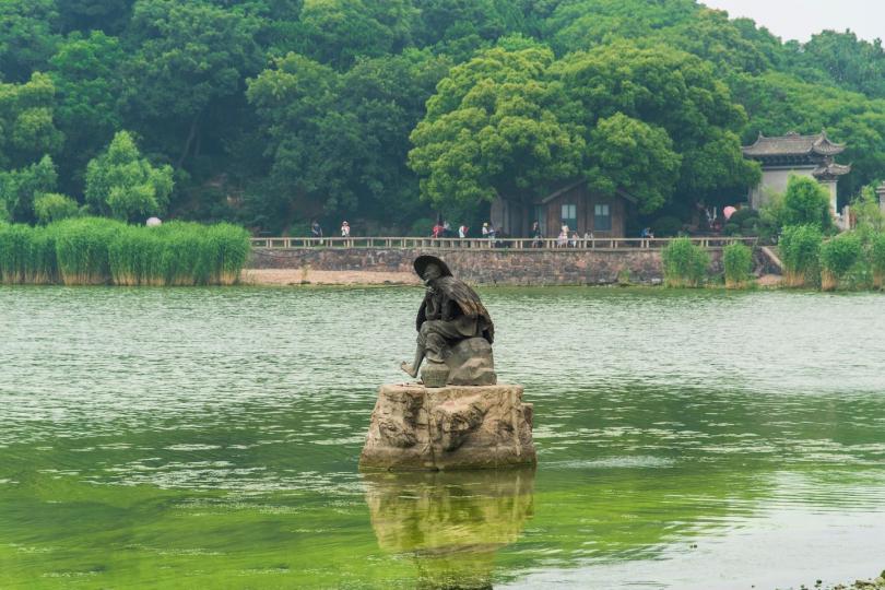 位於無錫市西南的太湖之濱...