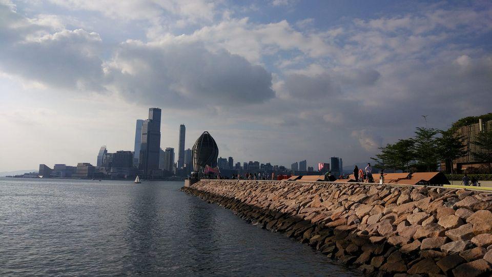 銅鑼灣避風塘天橋,行了新起的長廊,直達東岸公園,沿途景色優美,很多座位,給人欣賞海景....