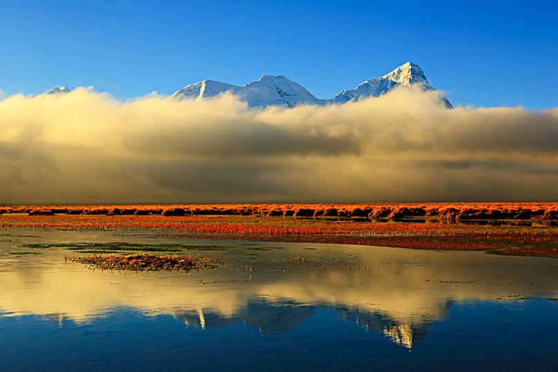 西藏日喀則地區的卓木拉日雪山...