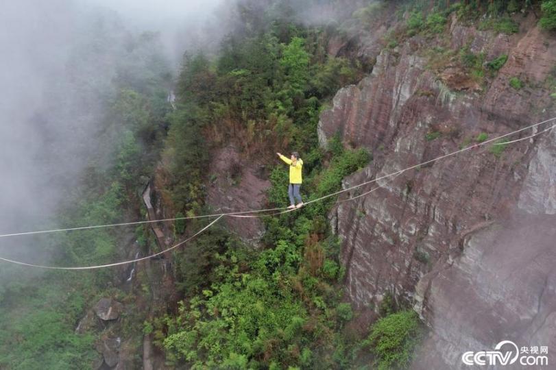 湖南平江：高空扁帶節開幕 扁帶達人高空行走...