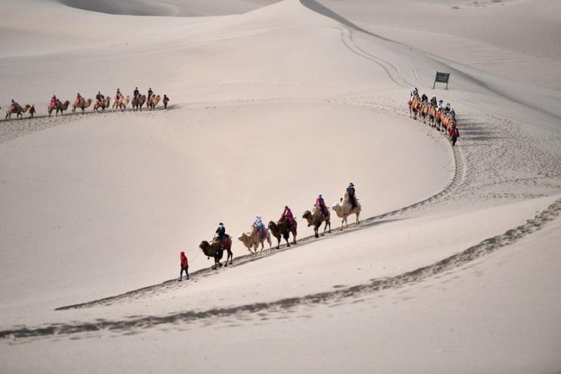 骑着骆驼穿行大漠......