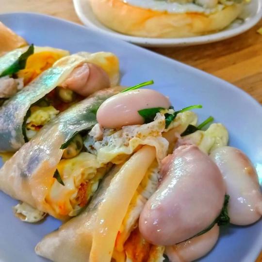 Q彈雞佛和新鮮蚵仔，就是要夾著漢堡蛋餅才對味...