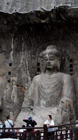 河南洛阳龙门石窟景区正值旅游旺季...