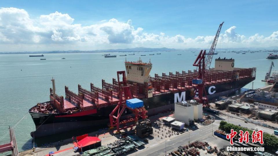 中國華南地區建造的最大集裝箱船命名交付...