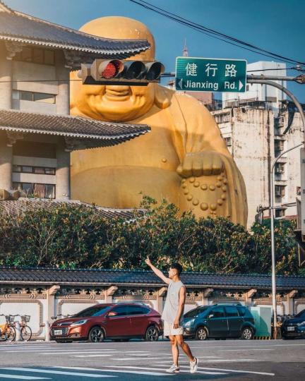 戴上紅綠燈眼鏡，彌勒佛秒變嘻哈大神...