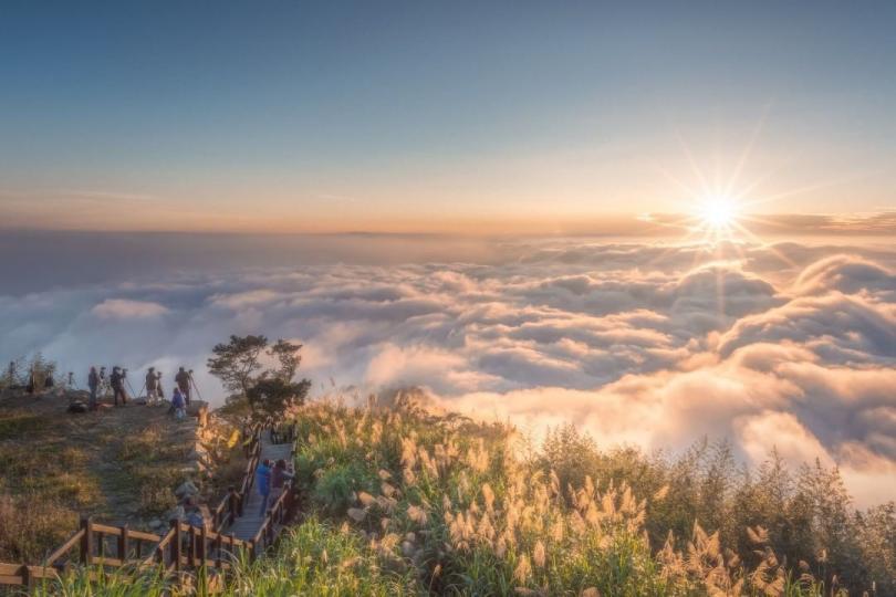 雲海翻騰的山景壯觀又夢幻...