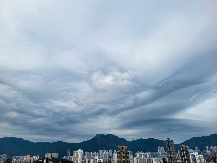 雲底呈波浪狀，高低起伏......