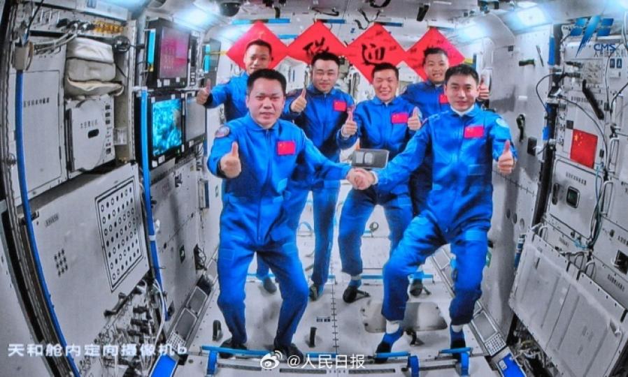 神十七神十八航天員「全家福」...