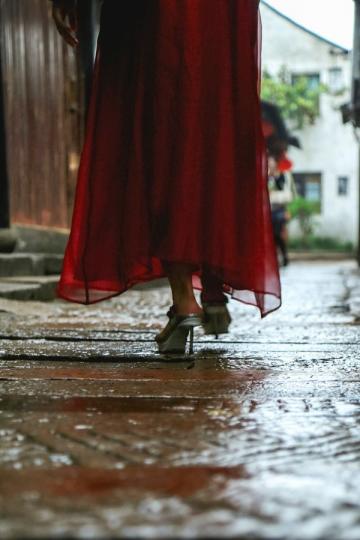 【江南雨色】
去旅行最忌下雨，唯獨是江南，灑起雨來格外有風味，江南雨冷若為情。
劉大健、王曉岩、侯金毅...