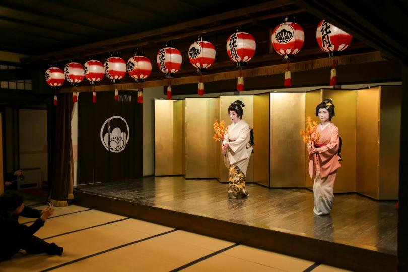 【日本傳統舞蹈注重細膩與個人】日本傳統舞蹈強調由狹小舞台展現的獨特氣氛,可謂別具特色。和服對肢體動作的限制,也為日本舞蹈帶來明顯的藝術局限性(劉莉生攝)... 【日本傳統舞蹈注重細膩與個人】日本傳統舞蹈強調由狹小舞台展現的獨特氣氛,可謂別具特色。和服對肢體動作的限制,也為日本舞蹈帶來明顯的藝術局限性(劉莉生攝)...
