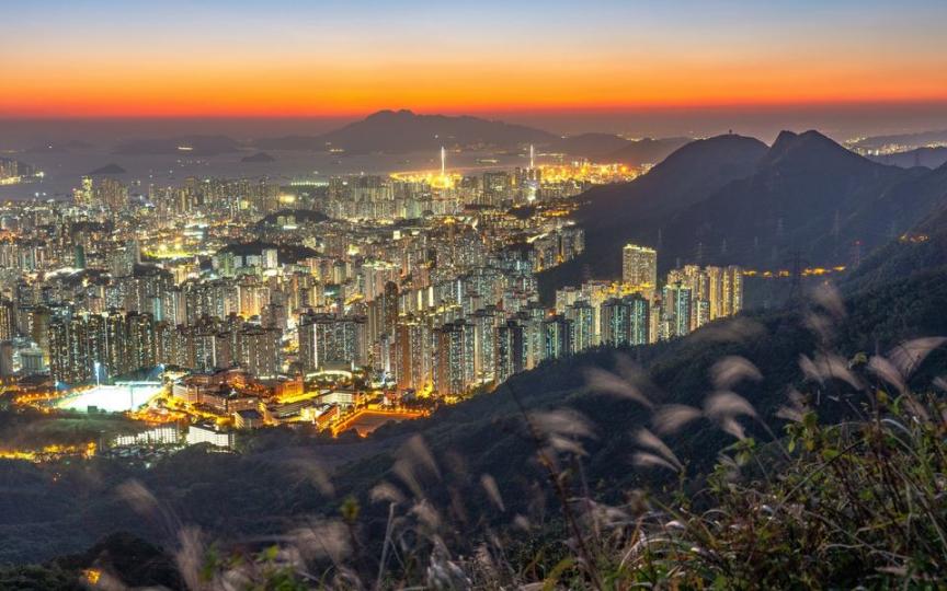 飛鵝山除了有機會拍到雲海、火燒雲景色，萬家燈火的夜景亦教人心醉...