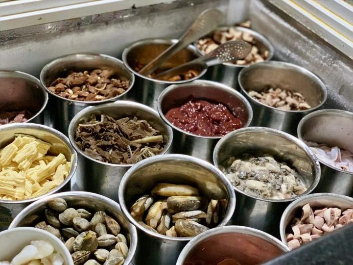 「沙嗲」就是「烤肉串」，它是東南亞一帶的一種風味食品...