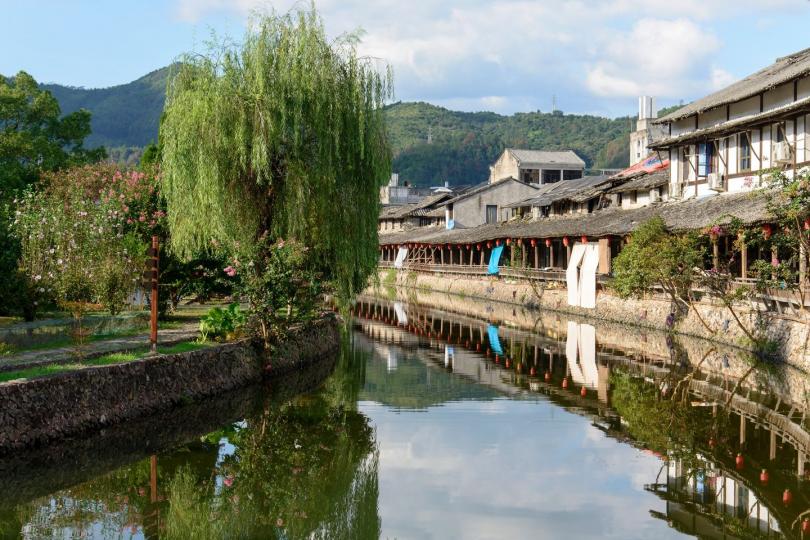 麗水街全長約300米，足有90多間店舖...