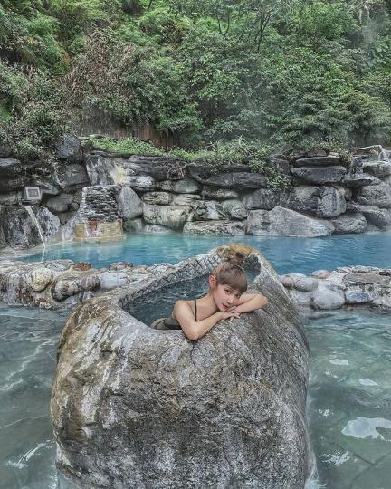 台灣有一處整片湛藍色的地熱溫泉秘境，美到被封為「台版冰島藍湖」...