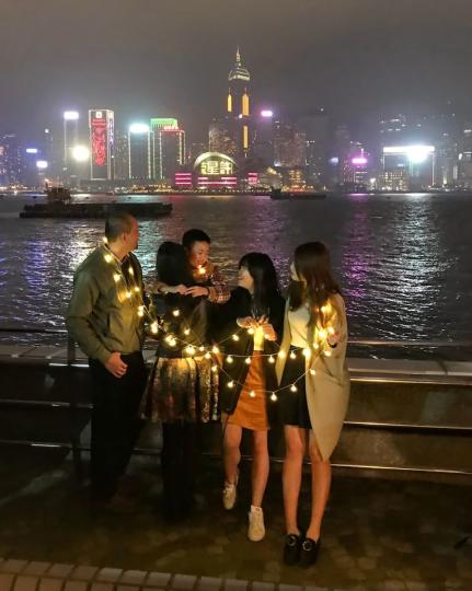 近幾年，坊間有一種珠串般的小燈飾，成為流行的製造光彩輔助物...