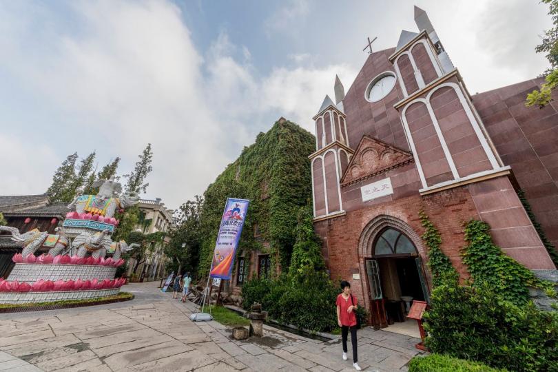 坐在露臺上被清新空氣吹拂...