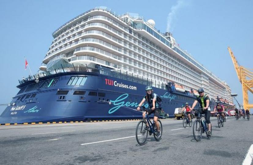 A luxury cruise ship arrived in Sri Lanka with 2,000 tourists... A luxury cruise ship arrived in Sri Lanka with 2,000 tourists...