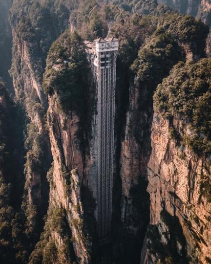 張家界百龍天梯 · 懸崖峭壁上的人工奇觀...