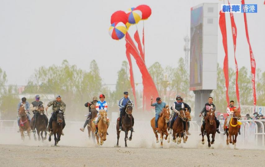 甘肅阿克塞：賽馬歡度「五一」...