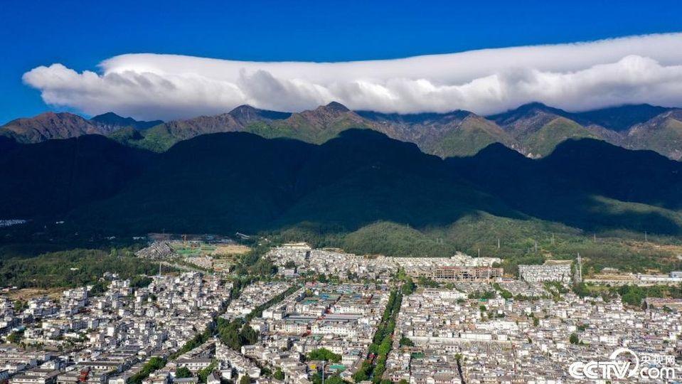 雲南大理：蒼山上空現“棉被雲”...
