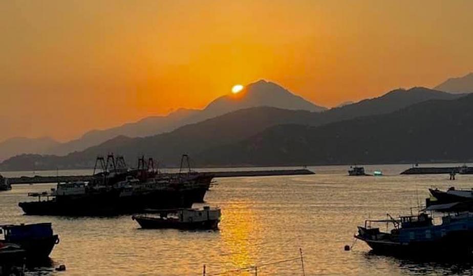 《小島風情》晚上日落情景.....