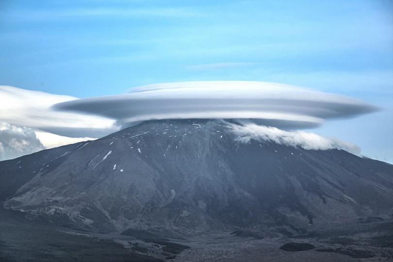 意大利埃特納火山頂驚現
怪異"飛碟雲”象一隻巨
大的白碟盤放在山頂之上...