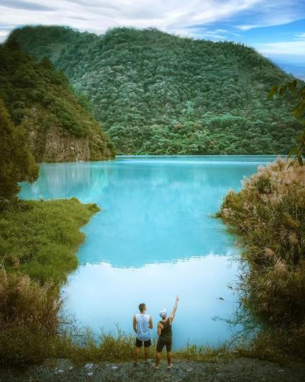 有「南投牛奶湖」之稱的武界水庫，那被山巒環抱，還能呈現湖綠帶點奶白的美景，堪稱絕美...