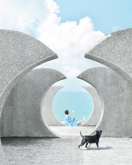 海浪狀海堤望出去，一面湛藍海面、潔白彎月沙灘令人心醉...