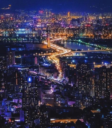 黑夜來臨，城市的壯麗夜景總能療癒人的心...