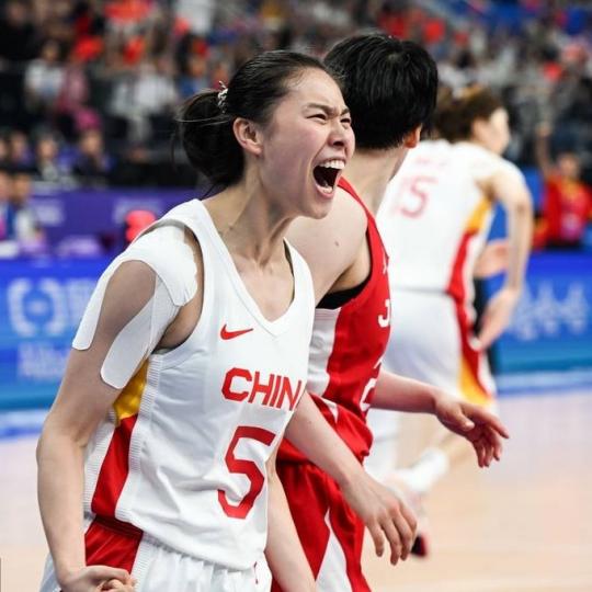74比72力克日本女籃，恭喜中國女籃衛冕成功...