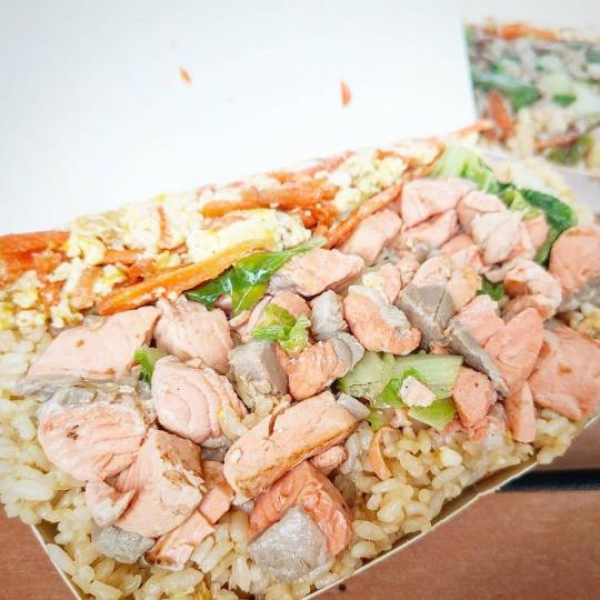 爆爆爆量的鮭魚炒飯，讓人光看就流口水...