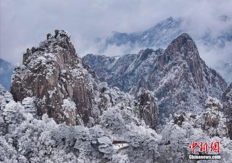 安徽：初雪紛飛“扮靚”黃山...