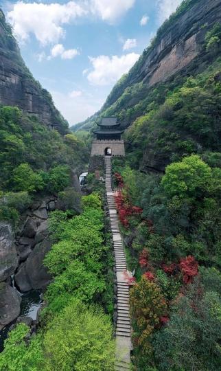 剑门关：蜀道之难，难于上青天...