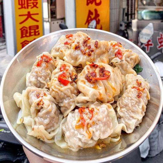 超大顆的鮮蝦餛飩，放在紮實的黃麵上...