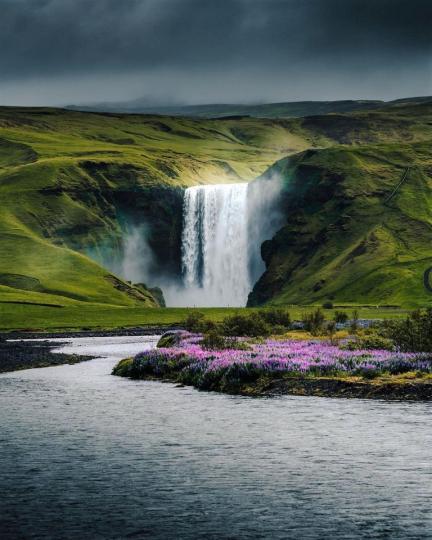 美麗山丘流出震撼的瀑布，怎麼看都是大自然的賞賜...