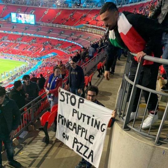I only eat pizza with pineapple 
😂😂😂sorry...