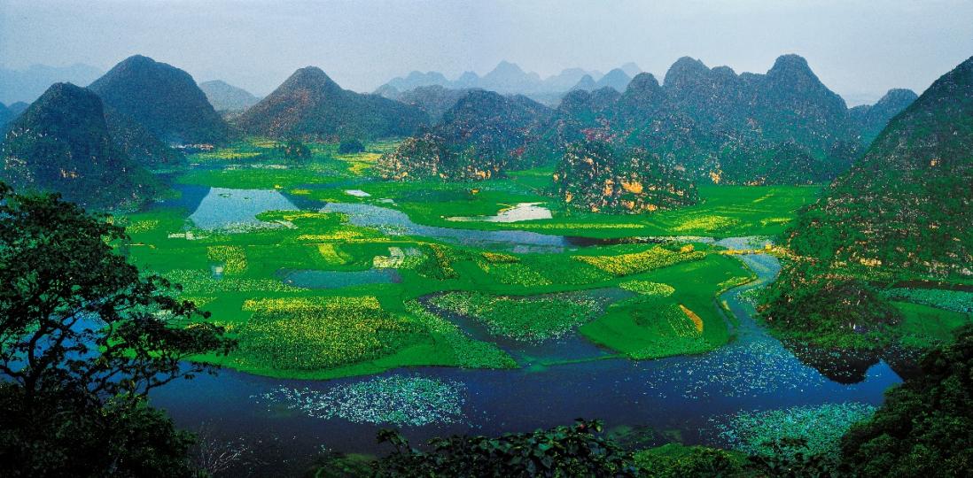 【雲南普者黑湖】圖／普者黑湖畔到處青山綠田，一片生機勃勃的景象（鄧正龍攝）...