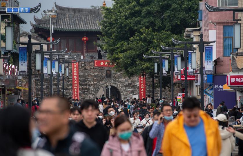 1月23日，遊客在深圳旅遊景區大鵬所城遊玩...