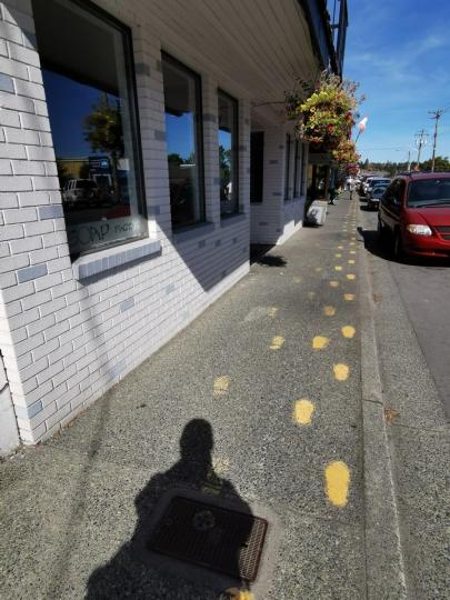 徹梅納（Chemainus）的小鎮，便發現大街小巷的路旁，髹了許多黄色的鞋印，將大家的視線帶到多棟建築物的牆畫上，從中可瞭解這個林木小鎮的滄桑故事...